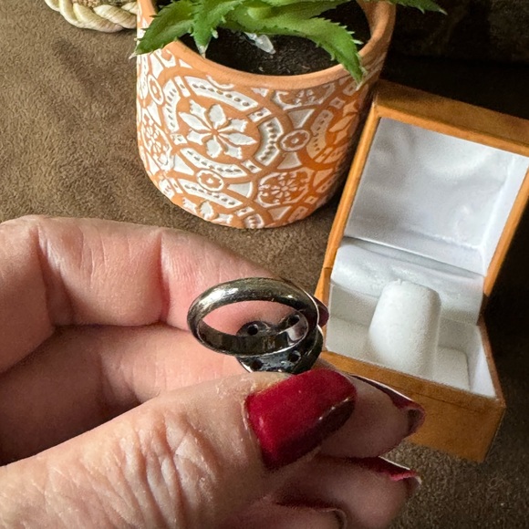 Elegant Louis Vuitton Black and Gold Heart Ring
Box Not Included like New - Picture 4 of 6